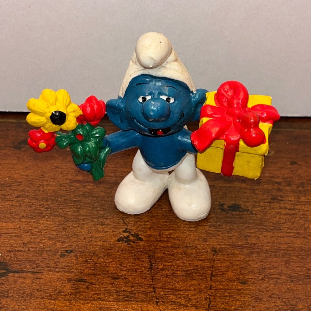 Schleich Smurf Figure Blue 2 inch Vintage 1978 Peyo PVC Gift Flowers